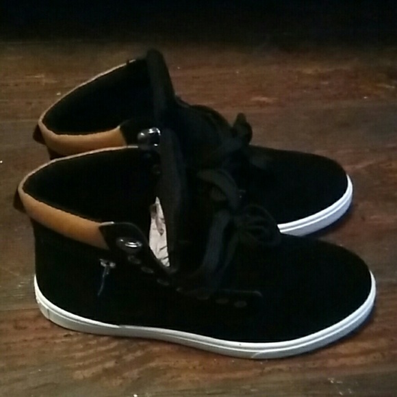 These are a pair of Fashion, non designer shoes - Picture 3 of 3